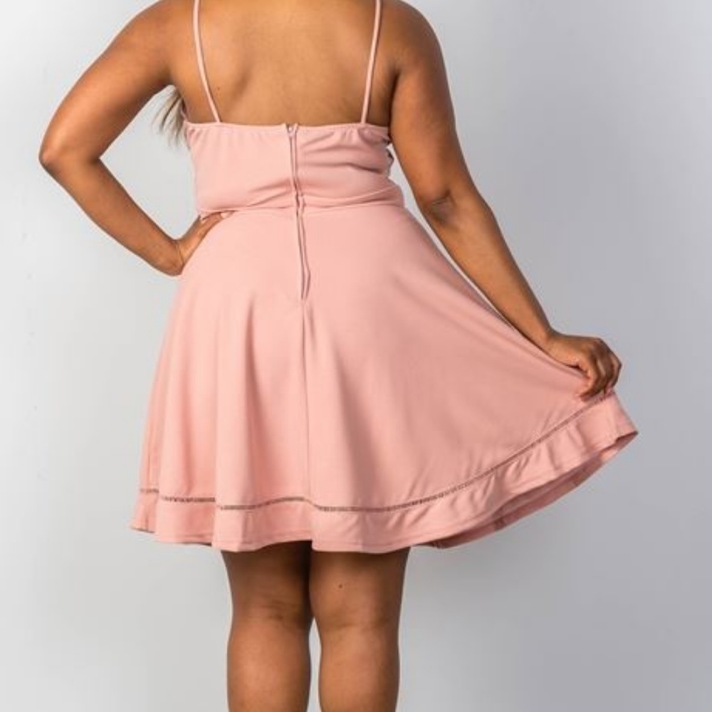Stunning lace tie up PLUS size dress - Picture 4 of 7